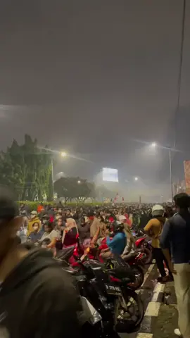 Ditengah demo,ternyata saling menjaga,ada yang panik berlarian, mereka instruksikan untuk jangan berlari dan tidak panik,kami ternyata aman ditengah kerumunan,salam dari Senen-Kwitang #demo #kwitang #xybca #fypage #fyp 