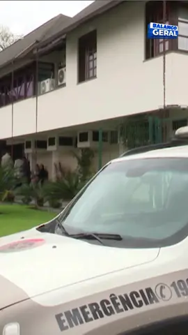 Matheus foi condenado após planejar a morte dos próprios pais para ficar com a herança. Ele queria comprar um sítio e plantar maconha. Com a ajuda de um amigo e da namorada do comparsa, tentou invadir a casa durante a madrugada. O plano falhou quando ele derrubou a faca e foi flagrado por câmeras de segurança. Todos foram presos. 👉 Assista à reportagem completa do #BalançoGeral em R7.com/balancogeral