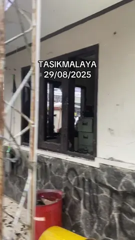 demo di gedung dprd, pendemo berhasil masuk ke area gedung dprd kota tasikmalaya