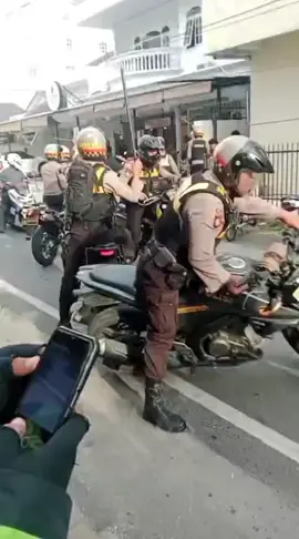 tugas mu mengayomi pak pol   Ijin bertanya, kalau polisi yang meninggal akibat demo, siapa yang perlu di evaluasi?? #dpr #polisi #ojol #demo #fyp 