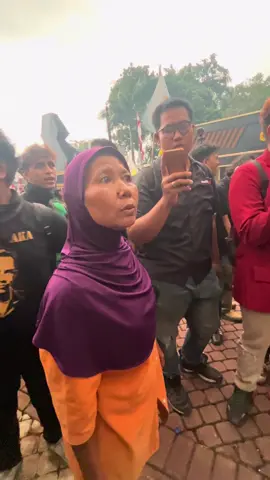 Tolong temuin ibu ini sama pak prabowo 