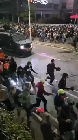 video mentahan ojol di tabrak mobil Brimob malam tadi #viral #ojolviral #brimob #demodpr #vidioviral 
