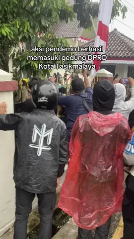 demo di gedung dprd, pendemo berhasil masuk ke area gedung dprd kota tasikmalaya.