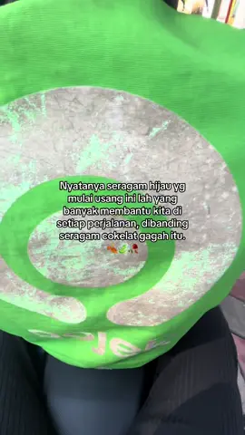 Setelah melihat video salah satu seragam hijau dilindas mobil brimob, hatiku hancur banget. Mungkin aku gak kenal, tapi sebagai sesama rakyat hatiku hancur berkeping-keping. Dalam perjalanan berangkat kerja, ada perasaan sedih, kecewa, emosi, membayangkan sehancur apa keluarga yg ditinggalkan. Teruntuk alm A, tenanglah disisi Tuhan, kami pengguna setia ojol ikut merasa kehilangan sosokmu. Peluk hangat dari kami semoga mengiringmu menuju rumah Tuhan. Sepertinya bangsa ini sedang menghadapi kemunduran demokrasi, di mana banyak aturan baru yang menyulut emosi rakyat, namun para petinggi di atas sana masih saja tone deaf. Semoga bangsa yg kita cintai ini segera pulih 🕊️🍂🥀🥀 #tonedeaf #demo #demokrasi #ojol #gojek #grab #ojolindonesia #belasungkawa #turutberdukacita #affan #rip #ripdemokrasi #fyp #1312 #brimob 