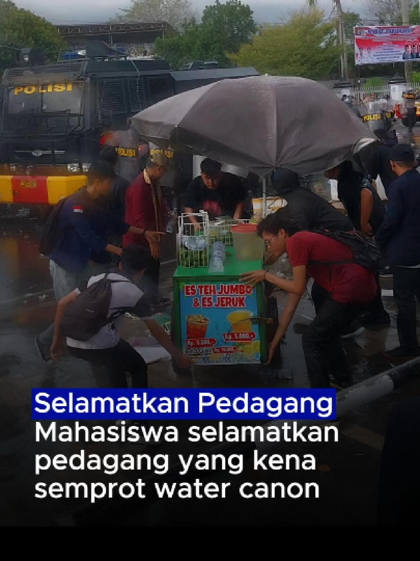 Mahasiswa selamatkan pedagang yang terkena semprotan water canon. Momen ini terjadi saat aksi demonstrasi mahasiswa Bengkulu, Jumat, 29 Agustus 2025 #demobengkulu #demomahasiswa #bengkulu #mahasiswabengkulu #unib #unihaz #dehasen #demohariini #UMB #demounik #demorusuh #demorusuhmahasiswa #mahasiswarusuh