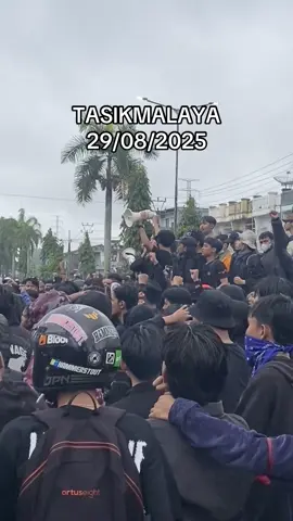 pendemo mendatangi Polres Tasikmalaya Kota untuk mencari keadilan untuk affan seorang driver ojol.