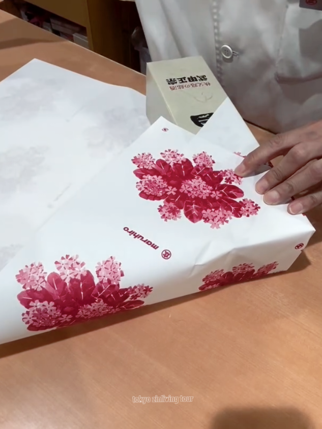 Diagonal wrapping 🎁 #DiagonalWrapping #GiftWrappingHacks #WrappingIdeas #GiftWrapTutorial #giftwrapping 