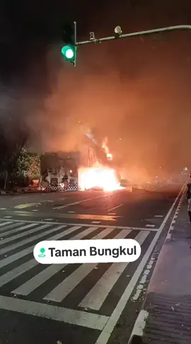 POS POLISI DEPAN TAMAN BUNGKUL DIBAKAR 29-08-2025 #infoterkini #surabaya #surabayatiktok #demo #rusuh 