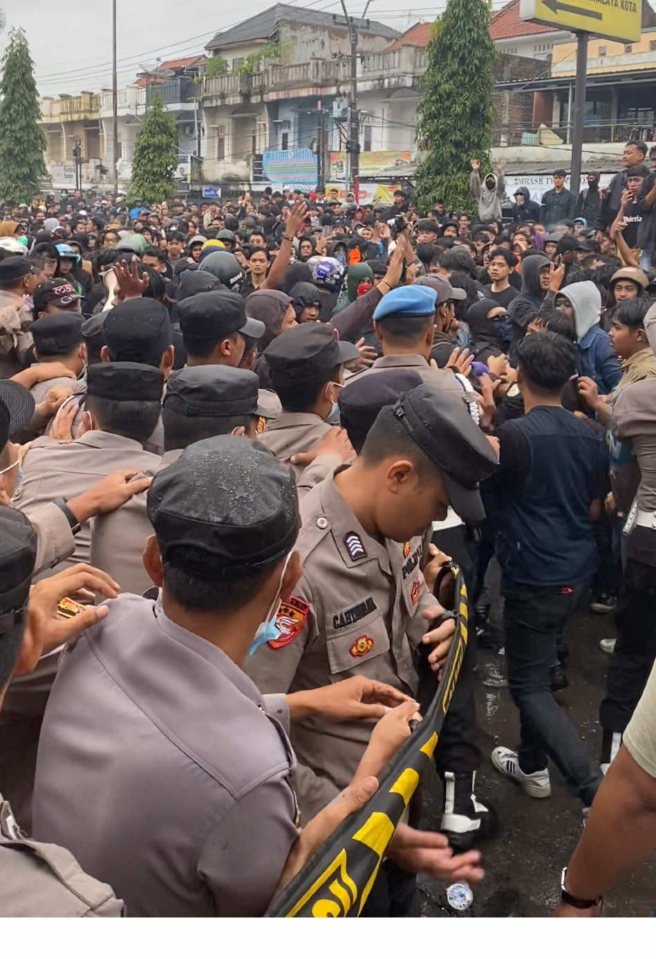 pendemo mendatangi Polres Tasikmalaya Kota untuk mencari keadilan untuk affan seorang driver ojol.