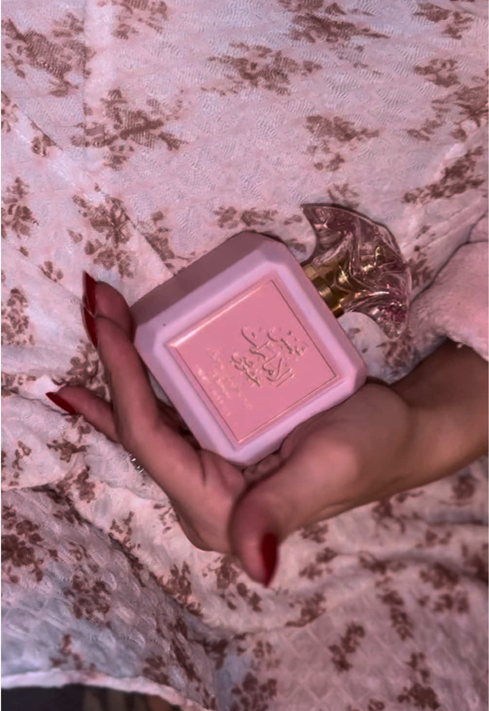 Guys im not kidding i only accept stuff i actually use, this perfume is a MUST for a transition into FALL SEASON and ON SALE?? Yes pls  #perfume #shamselemaratkhususi #pinkblush #ad 