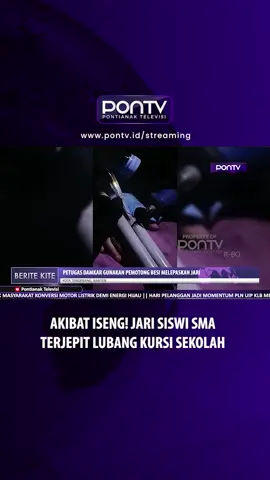Seorang siswi SMA di Kota Tangerang, Banten, mengalami insiden tak terduga setelah iseng memasukkan jarinya ke dalam lubang besi kursi sekolah. Jarinya terjepit dan tidak bisa dikeluarkan, sehingga pihak sekolah terpaksa menghubungi petugas pemadam kebakaran untuk meminta pertolongan.