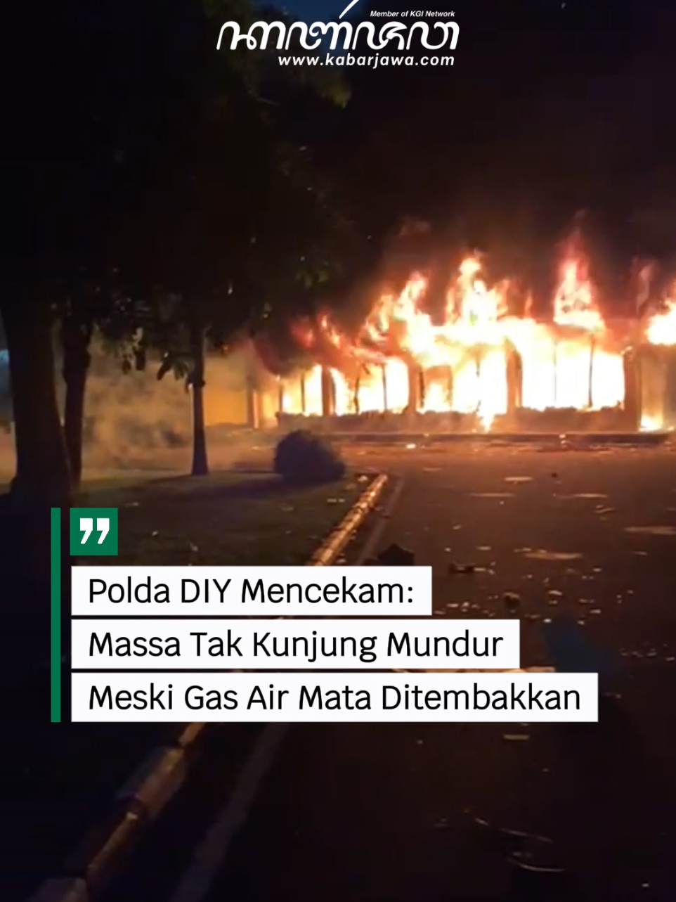 Situasi di depan Mapolda DIY memanas pada Jumat (29/8/2025) malam. Gas air mata ditembakkan, namun massa tak kunjung mundur. Kericuhan berlanjut dengan pembakaran mobil, ledakan di gedung humas Mapolda, hingga perusakan pagar dan fasilitas kepolisian. Massa yang terdiri dari mahasiswa, ojol, dan masyarakat umum menuntut pembubaran DPR, pencopotan Kapolri, hingga reformasi TNI-Polri. #KabarJawa #Yogyakarta #DemoJogja #MapoldaDIY #Ojol 