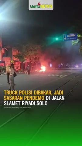 Truck Polisi jadi sasaran pendemo di Jalan Slamet Riyadi Solo #mettanews #demo #demosolo #fyp #surakarta 