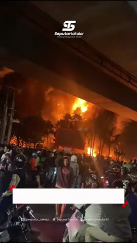 Massa aksi Membakar Gedung DPRD Kota Makassar #seputartakalar #fyp #makassar #dprdkotamakassar #fypage 