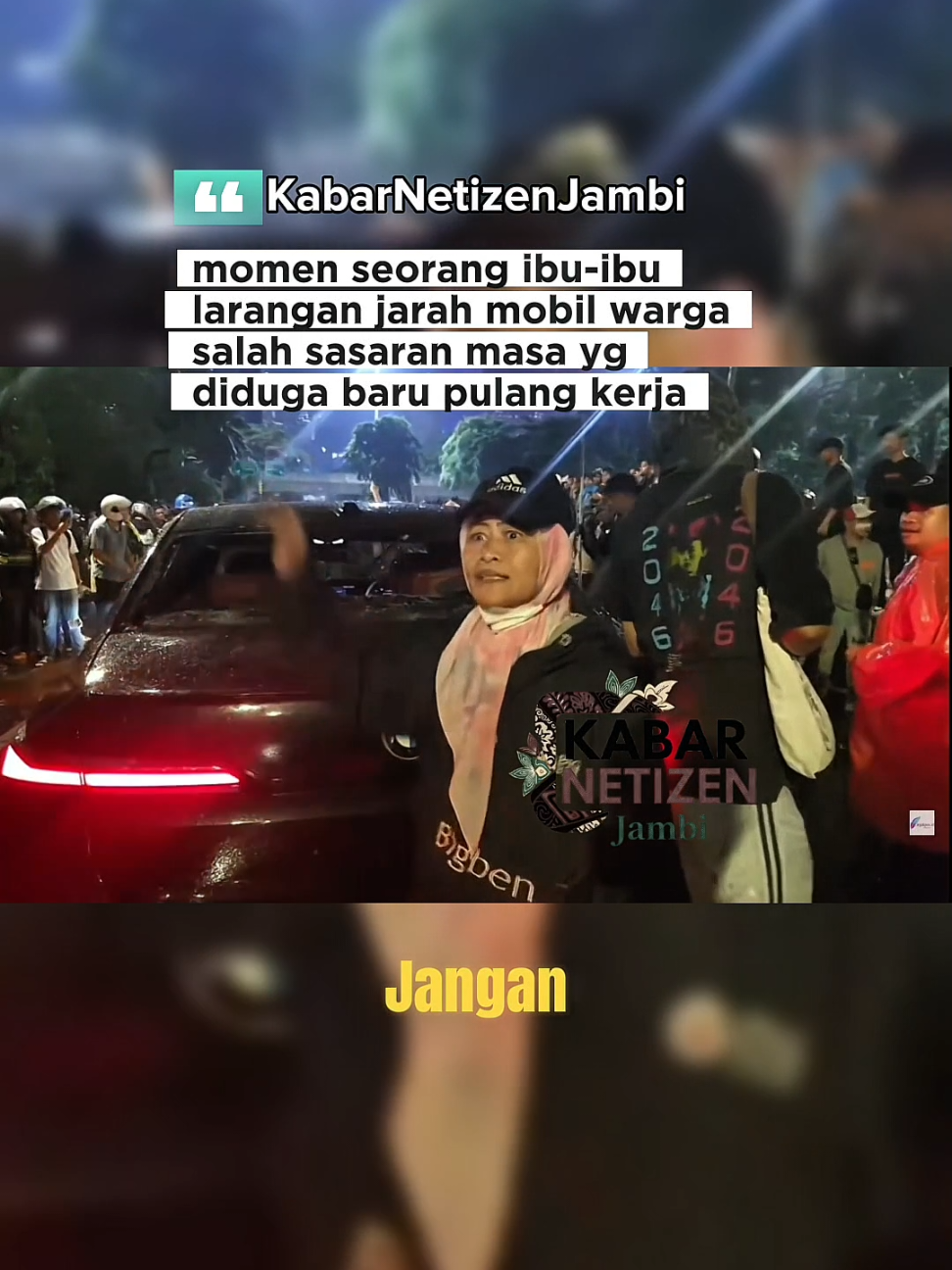 momen seorang ibu-ibu larang jarah mobil warga salah sasaran masa yg diduga baru pulang kerja yang tidak tau ada kerumunan demo di jakarta pada 29 Agustus 2025 #demobrimob #demodpr29agustus #fypシ゚ #kabarnetizenjambi 