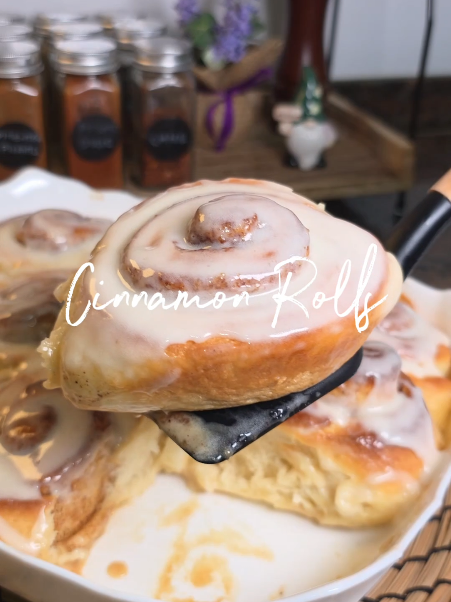 Cinnamon rolls 🥐😋 Ingredientes; Masa: - 250 ml de leche tibia - 10 gr de levadura fresca - 1 cdita de azúcar  - 500 gr de harina de fuerza - 2 huevos L - 100 gr de azúcar  - 80 gr de mantequilla  - 1 pizca de sal - 200 ml de nata para montar para el horneado - Relleno: - Mantequilla derretida  - Azúcar moreno - Canela en polvo Frosting; - 140 gr azúcar glass - 25 gr mantequilla derretida - 60 gr queso crema - Leche (cantidad según lo espeso que se quiera el frosting)  #Viral #parati #Receta #cinnamonroll #rollosdecanela 