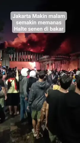 jakarta makin panas Halte busway senen di bakar  #demo #markasbrimob #senenkwitang 