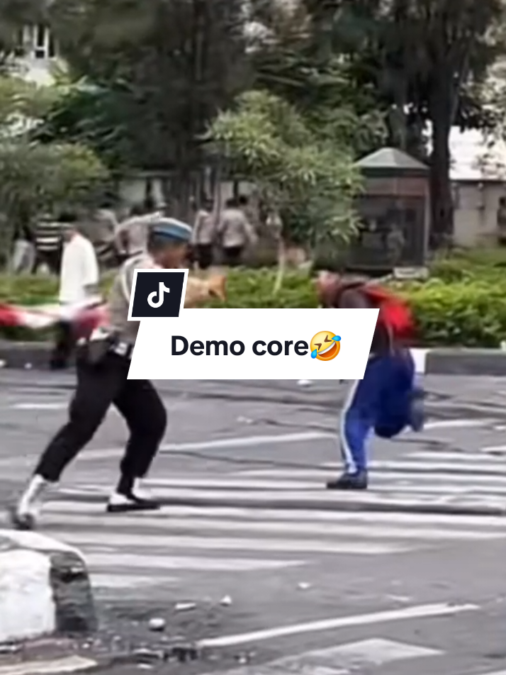aaaa tolong selamatkan diri....lari upin lariii👨‍✈️🏃‍♂️‍➡️🏃‍♂️‍➡️🏃‍♂️‍➡️. #democore #demoDPR  #turunkandpr #memedemo #fypシ゚viral 
