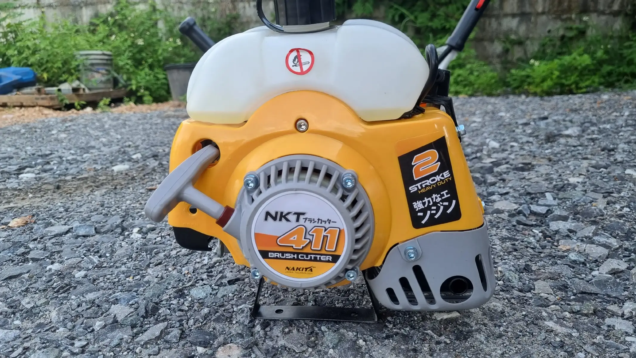 เครื่องตัดหญ้า -ยี่ห้อ NKT411 เครื่อง 2 จังหวะ ขนาด 42 cc. -รอบสูงสุด 9,500 rpm -สตาร์ทระบบดึงเบา -คลัช 3 ก้อน บิดติดมือ ถ้าได้รอบเร่งดีมาก