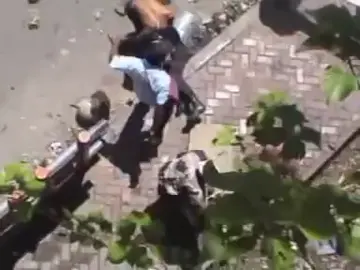 Tidak membenarkan prilaku rakyat yang seperti ini maupun prilaku polri yang menabrak serta memukul orang intinya kita hanya sedang di adu domba sedangkan DPR sumber masalah sedang sibuk leha leha dirumah nya kacau emang Rip kemanusiaan Rip keadilan #fyp #demo #viral #masyarakat #polri 