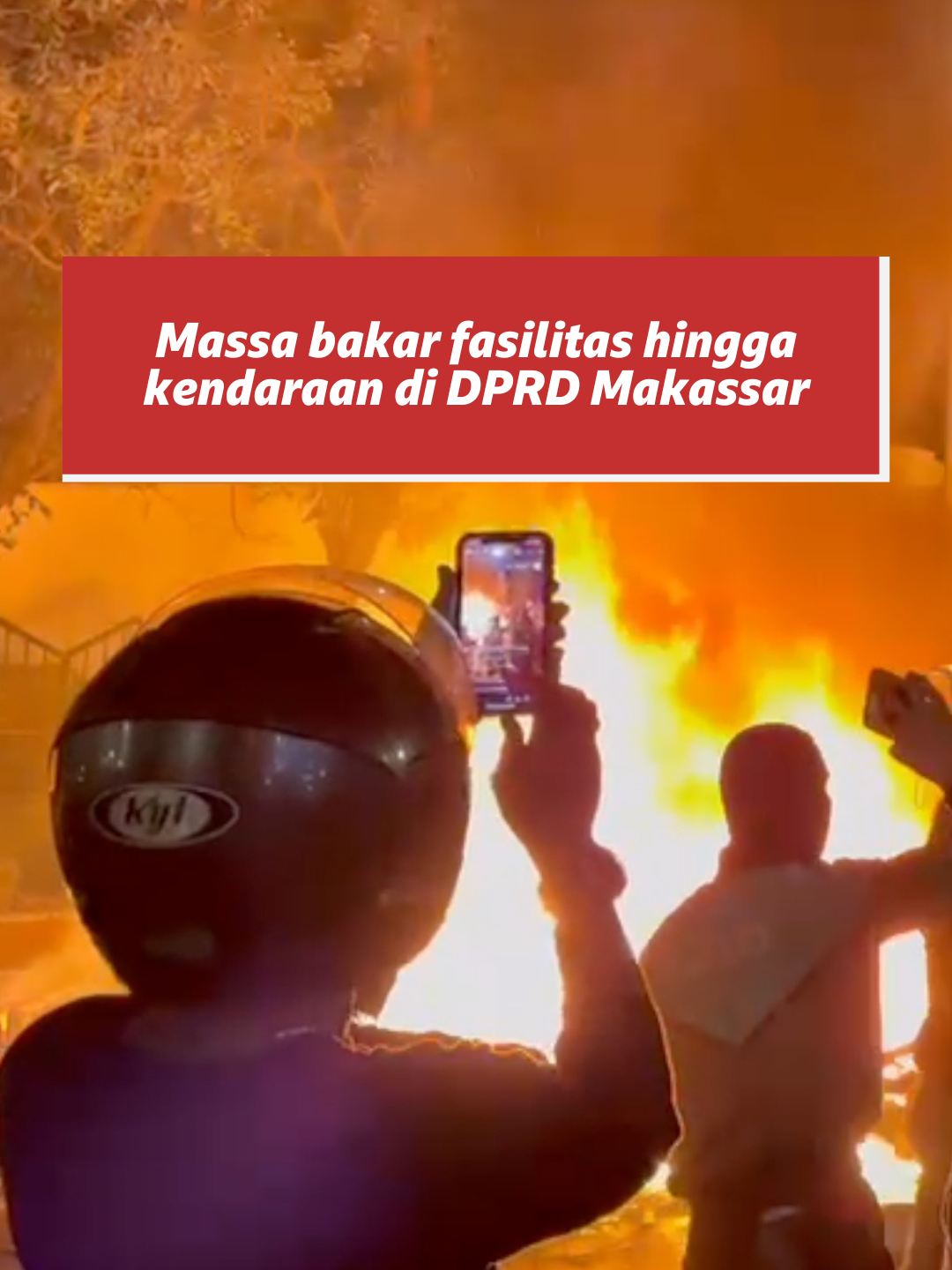 Massa aksi membakar fasilitas hingga kendaraan di DPRD Makassar pada Jumat (29/08). Sebelumnya, pos polisi juga dibakar oleh massa. Gelombang demonstrasi terjadi sejak Senin untuk menolak kenaikan tunjangan anggota DPR. Aksi meluas ke berbagai kota di Indonesia pada Jumat setelah pengendara ojol bernama Affan Kurniawan tewas dilindas kendaraan taktis Brimob di Jakarta. #demo #unjukrasa #DPRD #AffanKurniawan #polisi