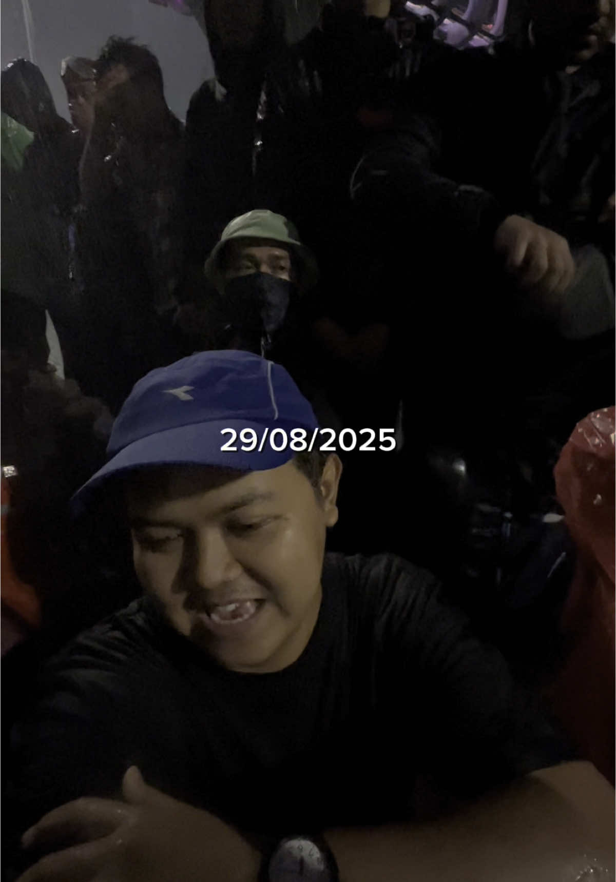 Hari ini kami lihat, kami sedih, kami takut, kami marah, tapi kami melawan  Kekayaan Ahmad sahroni gak bisa balikin nyawa, jogetan wakil rakyat gak bisa menghibur rakyat, statement Pak Prabowo yang seolah-olah menjadi orang ketiga dan gak tau apa-apa di peristiwa ini gak bisa menenangkan kami.  Bapak tau betul apa yang sedang terjadi, bapak  se-powerful itu untuk ambil tindakan!  Adili seadil-adilnya, seterang-terangnya! 