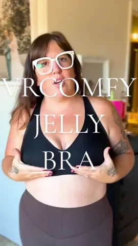 Jelly bra on big girlies! Real review- I am obsessed and immediately getting other colors! #jellybra #bra #bigchest #wirelessbra #womensstyletips @VRCOMFY 