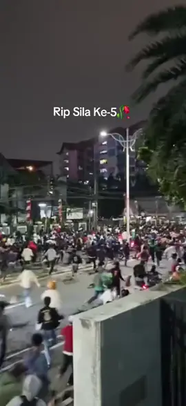 Indonesia sedang tidak baik1998apakah akan terulang🥷🥀.. #demo #gedungdpr #tragedi1998 #dpr #fyp 