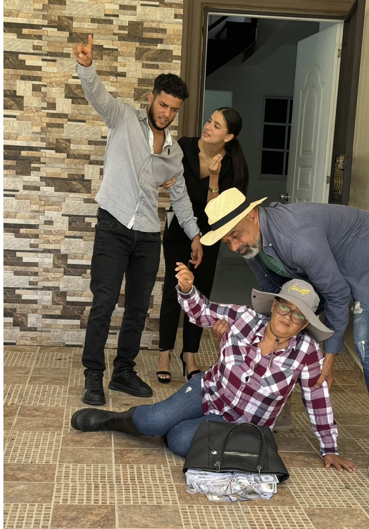 Querían comprar una casa pero el vendedor los humilló  por ser del campesinos.