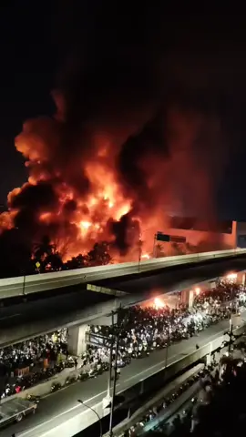 Gedung DPRD Makassar terbakar, mobil juga dibakar massa 