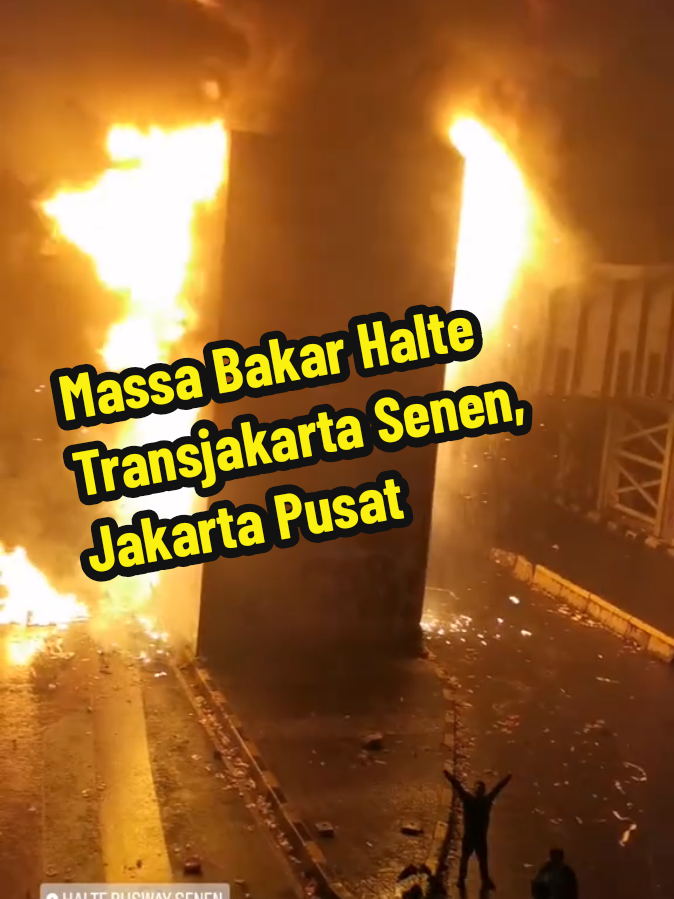 Jumat malam, 29 Agustus 2025, dilaporkan massa membakar Halte Transjakarta Senen, Jakarta Pusat. Mohon berhati-hati. #senen #jakartapusat  ----- Ikuti akun kami untuk update informasi terkini Jakarta dan sekitarnya ----- 📹 : ig via mlk_aziz