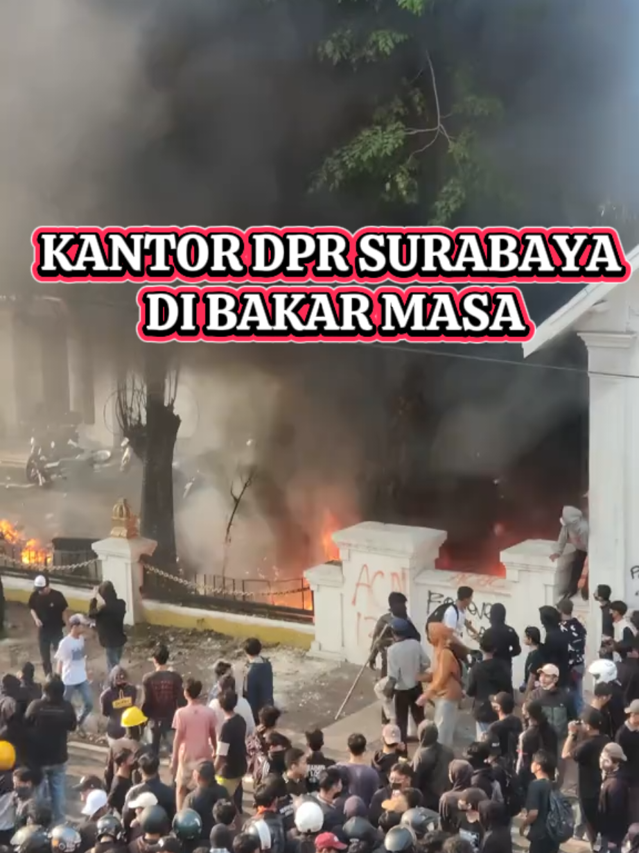 Situasi DPRD Surabaya.  #fyp #demo #dpr #indonesiagelap #viralvideo 