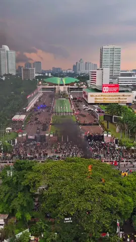 Update situasi terkini  depan DPR - pukul 17:34. Jumat, 29 - 2025 . . #jakarta #dpr #jakartainfo #demo #jakartainformasi