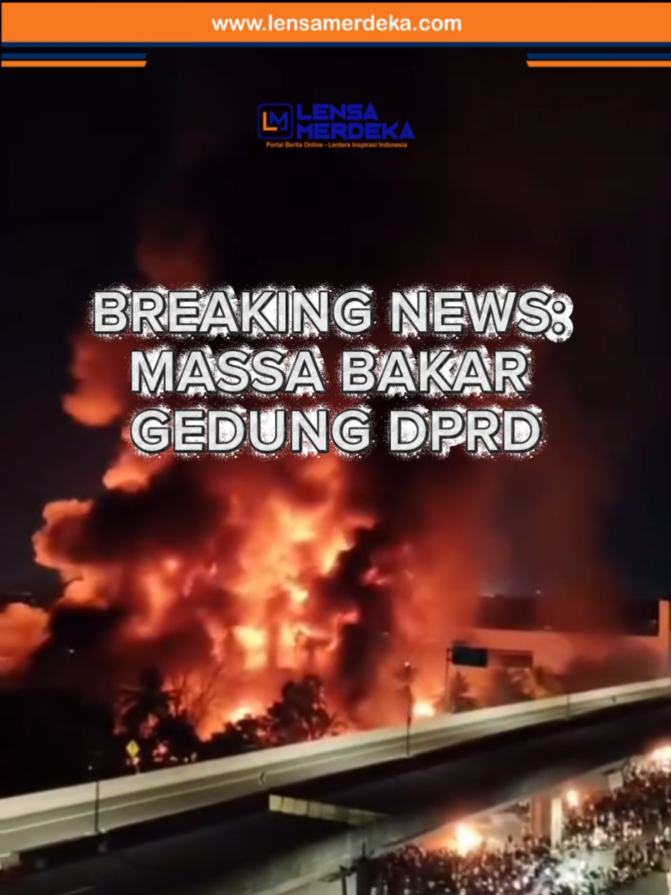 Gedung DPRD Kota Makassar di Jl. Pettarani ludes terbakar setelah massa mengamuk, Jumat malam (29/8) sekitar pukul 23.00 WITA. Belum ada keterangan resmi penyebab pasti kebakaran, namun situasi di lokasi masih mencekam. Simak update selengkapnya hanya di LENSA MERDEKA. #LensaMerdeka #Makassar #BreakingNews #DPRDMakassar