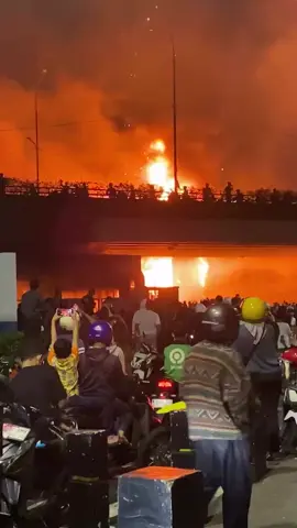 Halte Transjakarta Pasar Senen terbakar hebat di tengah aksi massa di Markas Satuan Brimob Polda Metro Jaya, Kwitang, Jakarta Pusat malam ini, Jumat (29/8/2025). #JakartaTerkini #HaltePasarSenen 