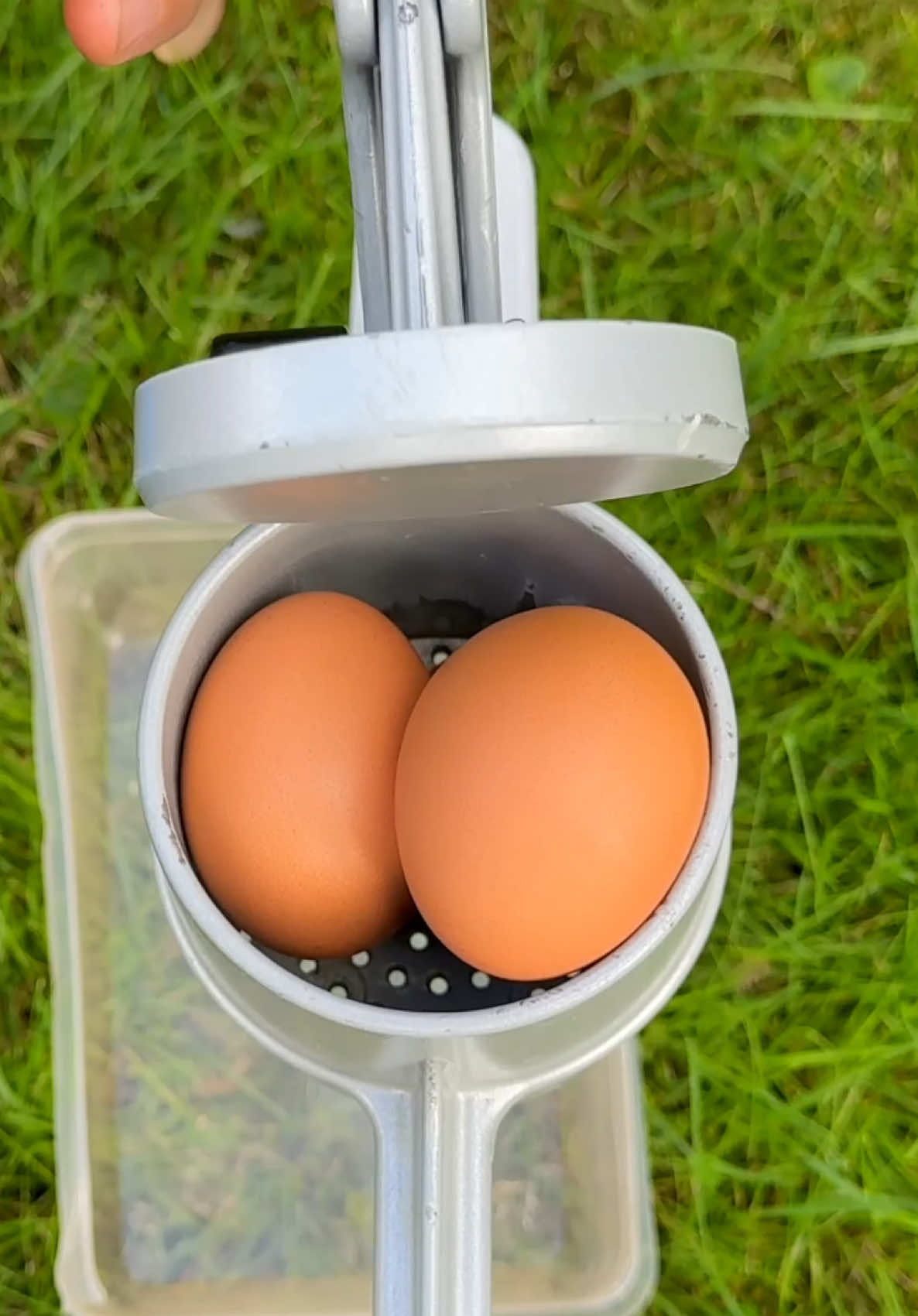 Faster way to separate eggs! 🥚 💯