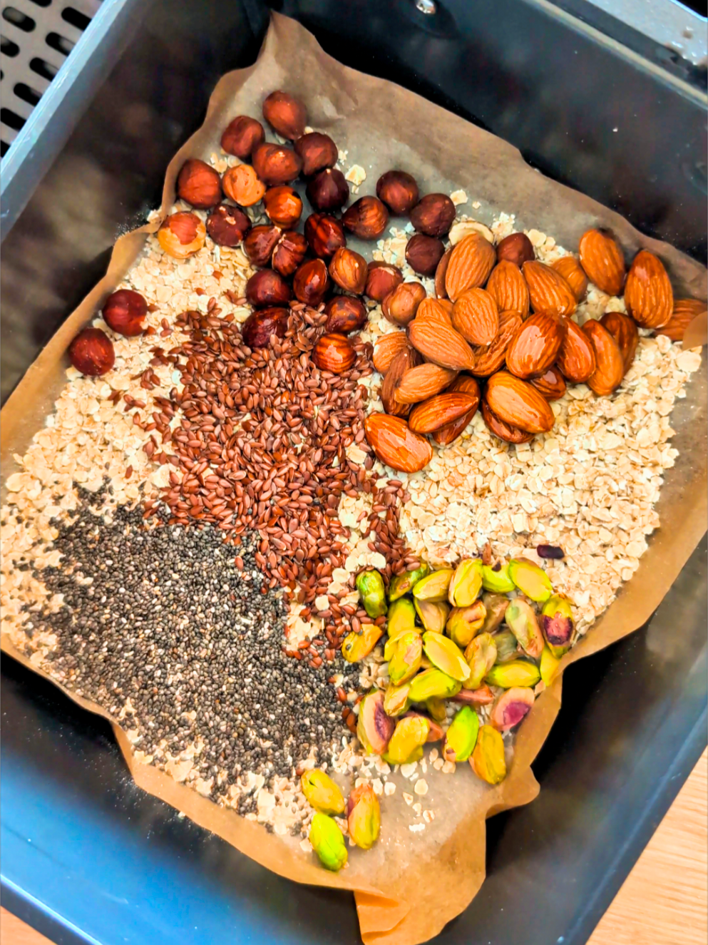 🥣 Granola Healthy Maison 🥜🍫 ✨ Croquant, gourmand & sain 💚 Parfait pour petit-déj’ ou goûter équilibré 🔥 Mélange flocons + fruits secs + graines + huile de coco & miel 🥄 Étale en couche fine → Air Fryer 170°C / Four 160°C 🍫 Laisse refroidir + ajoute chocolat 📌 Se conserve 3 semaines 🫙 #granola #healthyfood #recettehealthy #petitdejeuner #gouterhealthy 