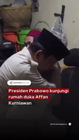 Replying to @A Presiden Prabowo Subianto mengunjungi rumah duka Affan Kurniawan di kawasan Blora, Menteng, Jakarta Pusat, Jumat (29/8) malam ini.  Ia bersama rombongan tiba sekitar pukul 21.50 WIB dan bertemu keluarga Affan untuk menyampaikan belasungkawa secara langsung. Presiden Prabowo mengenakan pakaian safari dan celana hitam lengkap dengan peci. Turut hadir Seskab Letkol Teddy Indra Wijaya, Mensesneg Prasetyo Hadi, Menko Polkam Budi Gunawan, Menhan Sjafrie Sjamsoeddin, serta Panglima TNI Jenderal Agus Subiyanto. #presidenprabowo #affankurniawan #ojol #mentengjakarta #fyp #longervideos #tiktokberita 
