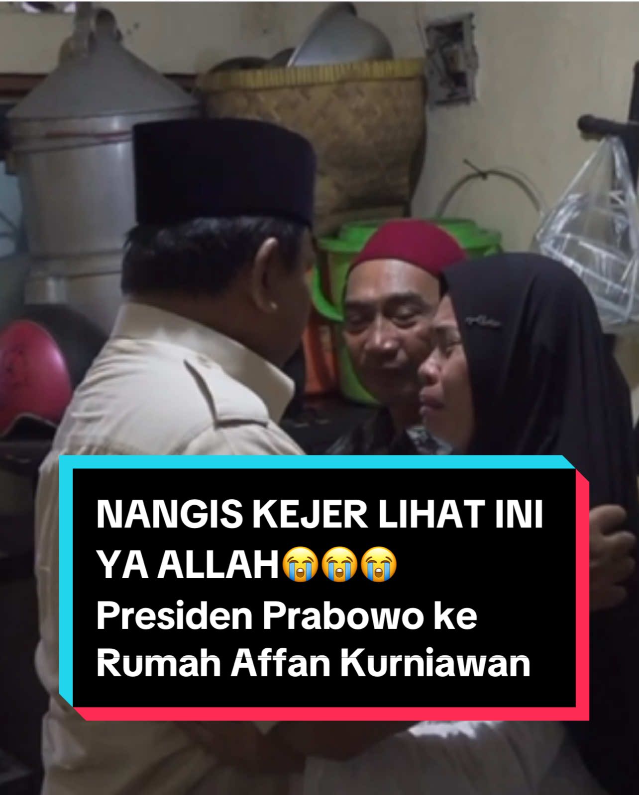 Presiden Prabowo melayat ke rumah duka Affan Kurniawan - Driver Ojek Online (Ojol) yang di Lind*s Mobil Rantis Barracuda saat demonstrasi 28 Agustus 2025. Prabowo bertemu kedua orang tua Affan, tangispun Pecah... Kita gak tahan dengan semua yang terjadi. Sebenarnya Apa yang terjadi Ya Allah... tolong teman2 juga jaga diri masing2 ya.. 😭😭😭🥹🥹 Lekas pulih NKRI 😭 terimakasih Pak Presiden 🙏 #prabowo #affankurniawan #ojolviral #fypシ゚viral #presidenprabowo 