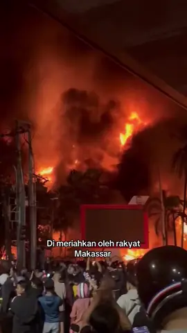 🚨BREAKING: Demo di Makassar pada Jumat (29/8) malam berujung ricuh hingga pembakaran Gedung DPRD Makassar. Awalnya, massa membakar sejumlah motor dan mobil yang terparkir di halaman gedung. Api kemudian merembet ke bagian depan hingga atap gedung DPRD, membuat bangunan tersebut terbakar hebat. Hingga api membesar, belum tampak adanya tim pemadam kebakaran yang turun ke lokasi.