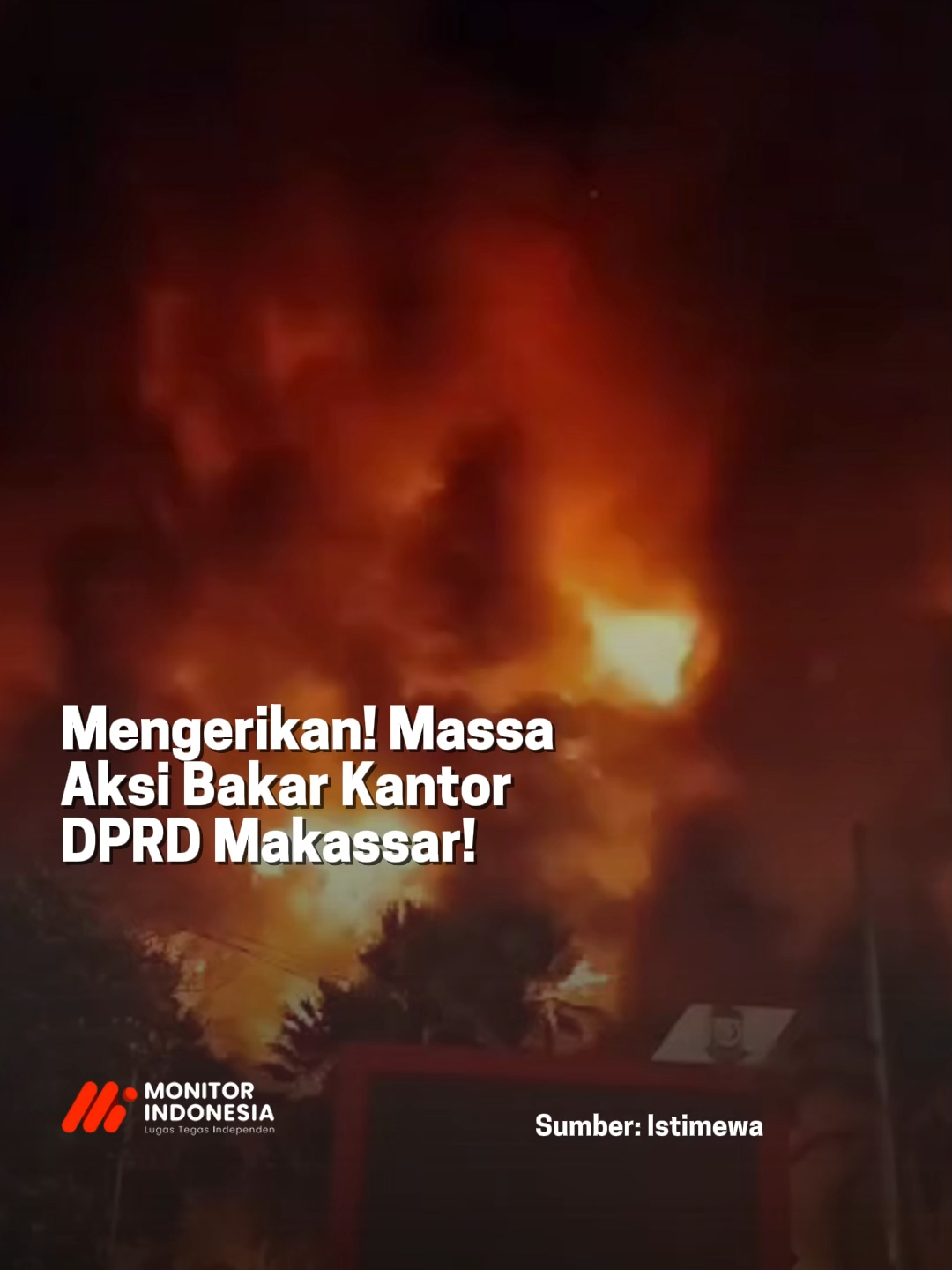 Massa aksi yang mengepung gedung DPRD Kota Makassar membakar sejumlah kendaraan, bahkan merangsek ke dalam area kantor dan melalap sebagian bangunan dengan api, Jumat (29/8/2025) malam.  #DemoDPR #fyp #Viral #beritaterkini #DPRDMakasar #makasar #demoojol