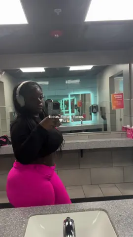 idk i tried making gym content but it was too awkward 😭but here we are ! ik my rdl form not perfect yet leave some tip #plussizegymgirl #GymTok #melaninkaee #fyp #chubby 