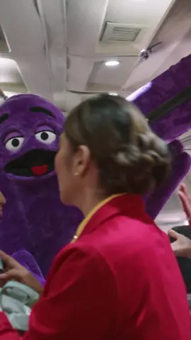 ¡Ups! 💜 Parece que me emocioné empacando...? ¡Ayuda, porfa! 😅✈️