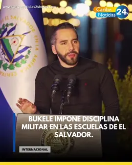 El gobierno del presidente Nayib Bukele anunció la implementación de un nuevo reglamento escolar que establece estrictas normas de comportamiento, uniformes y presentación personal para los estudiantes, lo que ha generado un intenso debate en el país. Las disposiciones incluyen el uso obligatorio de uniforme limpio, cortes de cabello aprobados por las instituciones, saludo al ingresar y despedirse del aula, así como la recitación diaria de la oración a la bandera nacional. Según el Ejecutivo, estas medidas buscan “restablecer la disciplina y el respeto” dentro de las escuelas públicas. “Queremos formar ciudadanos responsables, disciplinados y respetuosos de los valores patrios”, señaló un comunicado del Ministerio de Educación, respaldando las nuevas normas. Sin embargo, las reacciones no se hicieron esperar. Críticos y organizaciones sociales advirtieron que la política tiene un marcado estilo militarista y recordaron que El Salvador ya vivió décadas bajo regímenes autoritarios en los que este tipo de disciplina era obligatoria. “No se trata de educación, sino de control”, cuestionaron sectores opositores. El debate se suma a la serie de reformas impulsadas por Bukele, quien en los últimos años ha reforzado el control del Estado en diferentes ámbitos de la vida nacional. Mientras unos celebran lo que consideran un retorno al orden y la disciplina, otros temen que la medida erosione la libertad y el pensamiento crítico en las aulas.