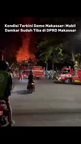 Kondisi Terkini Demo Makassar: Mobil Damkar Sudah Tiba di DPRD Makassar #makassar #dprdmakassar #fyppppppppppppppppppppppp #bodohnyaaku #masukberandafyp 