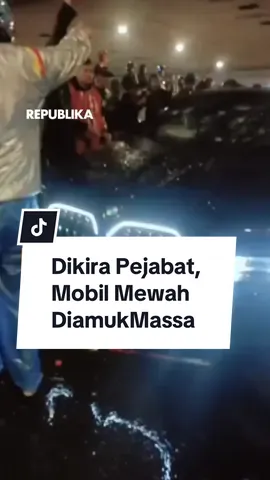 Mobil mewah BMW yang dikendarai seorang sopir menjadi sasaran amuk massa aksi Polda Metro Jaya saat melewati jalan di bawah Jembatan Semanggi, Jakarta, Jumat 29 Agustus 2025 pukul 19.40 WIB. Massa aksi mengira mobil itu milik pejabat. Dari pantauan Republika, tampak kaca mobil rusak dan pecah, baik itu dari sisi samping depan dan belakang. Massa pun berkerumun di sekitar mobil sambil berseru-seru. 