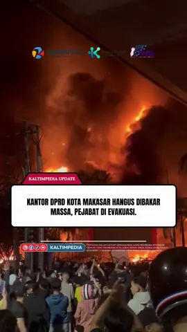 Gedung DPRD Makassar, Sulawesi Selatan dibakar massa aksi malam ini. Legislator hingga Wali Kota Makassar Munafri ‘Appi’ Arifuddin yang sedang rapat paripurna pun dievakuasi. Hal tersebut dibenarkan Wakil Ketua 2 DPRD Makassar Anwar Faruq. Dia mengatakan para anggota DPRD bersama wali kota dan wakil wali kota sedang berada di dalam gedung. “Massa menduduki kantor DPRD Kota Makassar malam ini, saat kami sedang rapat paripurna,” kata Anwar dalam keterangannya, dilansir detikSulsel, Jumat (29/8/2025). Anwar mengatakan massa membakar bagian gedung serta kendaraan-kendaraan yang berada di halaman kantor DPRD Makassar. Dia berharap situasi bisa segera kembali kondusif. Walkot-Sekda Dievakuasi Wali Kota Makassar Munafri ‘Appi’ Arifuddin beserta sejumlah pejabat Pemkot Makassar berada di dalam gedung DPRD Makassar saat massa melakukan pembakaran. Appi sudah dievakuasi menggunakan sepeda motor. “Pak Wali dan Bu Wali, Pak Sekda, dievakuasi lewat belakang dengan motor,” kata Anwar Faruq. Source : detiknews