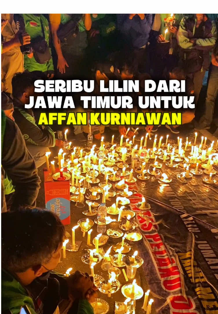 Aksi damai ini berlangsung khidmat. Nyala lilin jadi simbol duka, sekaligus tanda solidaritas. Pesannya jelas: keadilan harus ditegakkan, jangan sampai ada lagi rakyat kecil yang kehilangan nyawa begitu saja. #SurabayaPunyaInfo #InfoSurabaya #BeritaSurabaya #DriverOjol #OjolSurabaya      