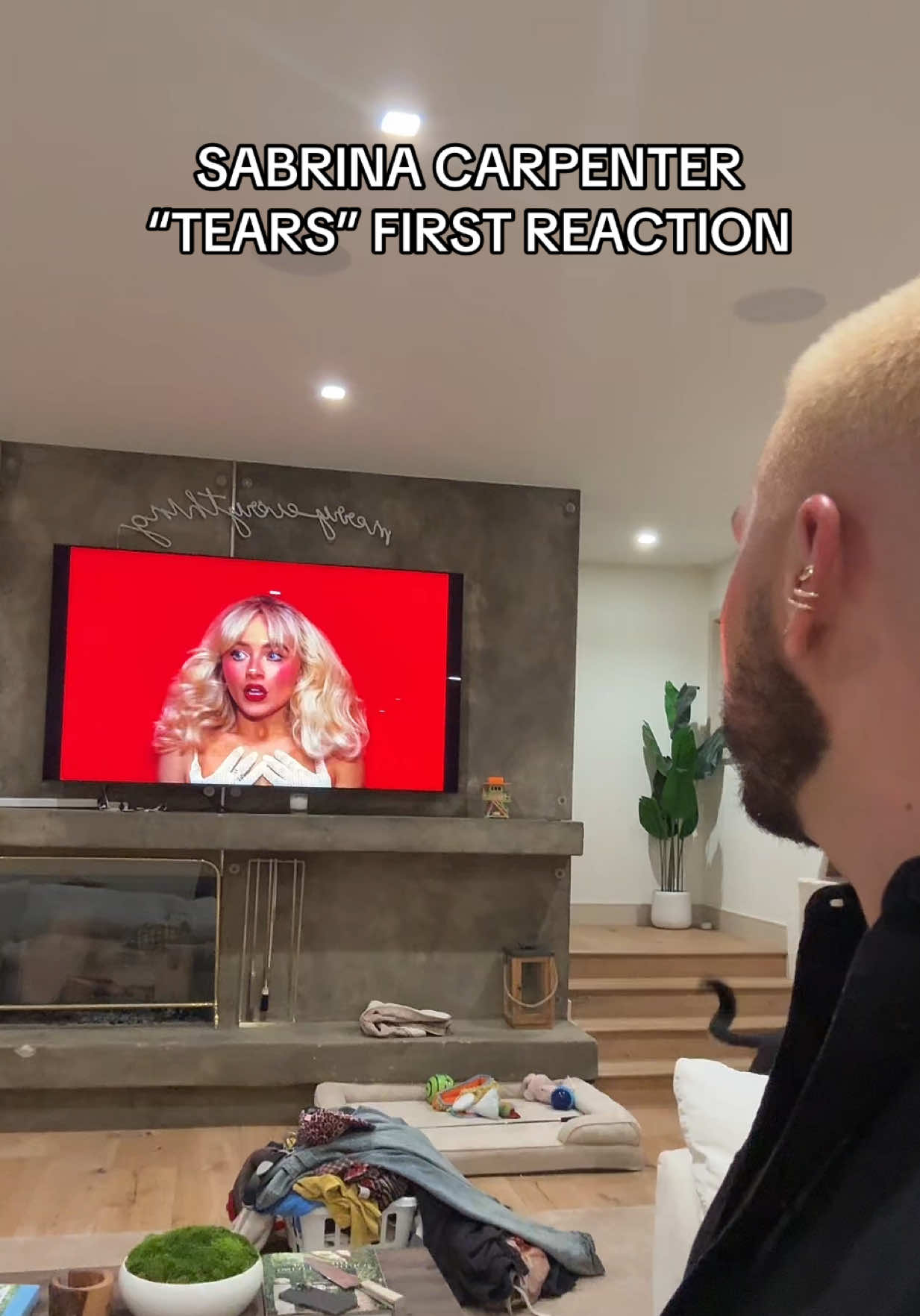 AHHHHHH @Sabrina Carpenter #mansbestfriend #sabrinacarpenter #music #reaction 