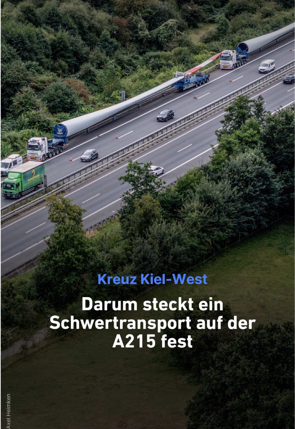 Drei Lkw parken auf der A215 Richtung Norden kurz vor dem Kreuz Kiel-West unfreiwillig auf dem Standstreifen. Der Konvoi hielt sich nicht an die genehmigte Route und war von der A7 im Dreieck Bordesholm falsch auf die A215 abgebogen. Bis Montagabend bleiben die Schwertransporte stehen. kurz.kn-online.de/schwertransport #verkehr #kiel #schwertransport #sperrung 